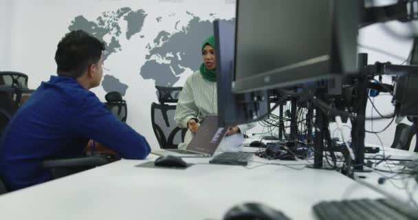 Personnes ethniques travaillant ensemble dans un bureau de démarrage — Video