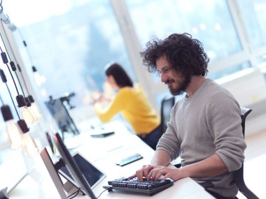 Modern ofiste çalışan bir iş adamı.