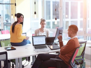 Yaratıcı iş adamları grubu, modern açık uzay ofisinde bağımsız olarak çalışıyorlar.