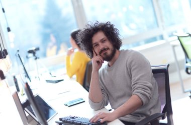 Modern ofiste çalışan bir iş adamı.