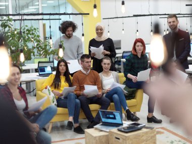 Modern başlangıçtaki iş ekibi portresi açık alan çalışma ofisi