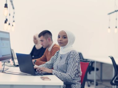 Afrikalı Müslüman iş kadını yaratıcı ekibin bir parçası olarak ofiste.