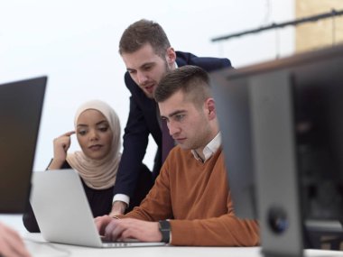 Yaratıcı iş adamları grubu, modern açık uzay ofisinde bağımsız olarak çalışıyorlar.