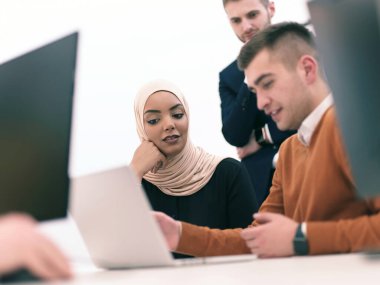 Yaratıcı iş adamları grubu, modern açık uzay ofisinde bağımsız olarak çalışıyorlar.