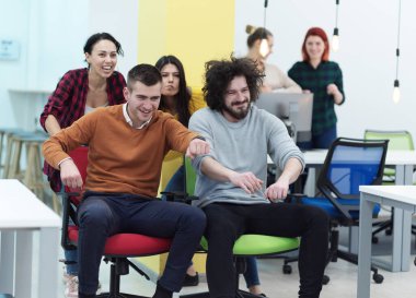 Ofis başkanlığı yarışında çok ırklı başlangıç grubu