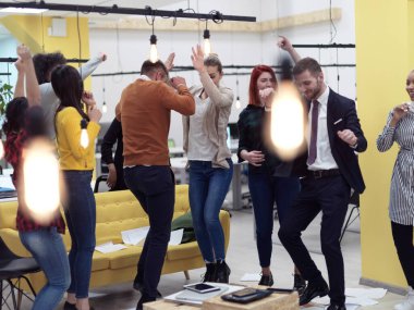 Ofisteki iş adamları parti veriyor.