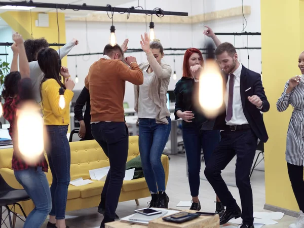 Ofisteki iş adamları parti veriyor.