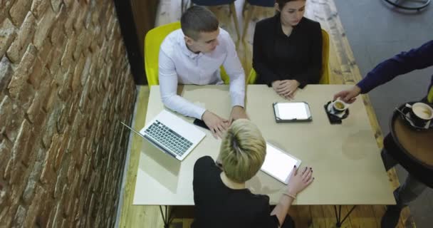 Jóvenes empresarios sentados en un café hablando y disfrutando de la vista superior — Vídeos de Stock