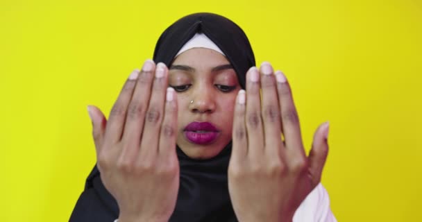 Όμορφη Αφρικάνα Αμερικανίδα που φοράει μουσουλμανική μαντίλα πάνω από χρωματικό φόντο — Αρχείο Βίντεο
