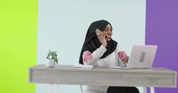 Muszlim nő fut üzleti online otthonról — Stock videók
