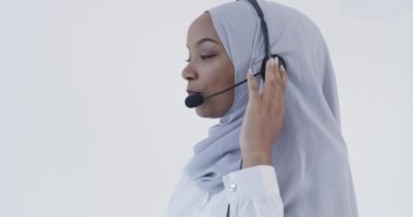 Telefon kulaklıklı müşteri temsilcisi kadın internet üzerinden yardım ve destek veriyor 
