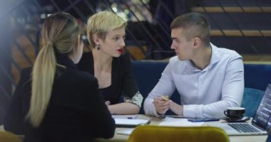 Arkadaşların kafede günlük toplantıları var.