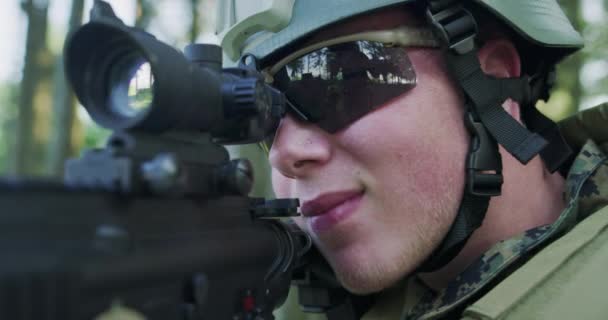 Solidaires visant un fusil d'assaut et protégeant une base militaire — Video