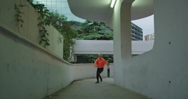 ACTIVE womana courir au centre-ville la nuit en milieu urbain — Video