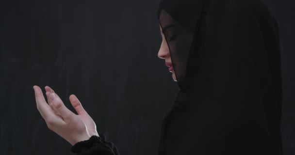 Retrato de hermosa mujer musulmana en vestido de moda con hiyab haciendo oración tradicional a Dios — Vídeos de Stock
