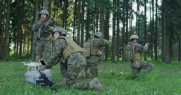Soldados se preparam para a implantação do drone e se preparam para a ação militar — Vídeo de Stock