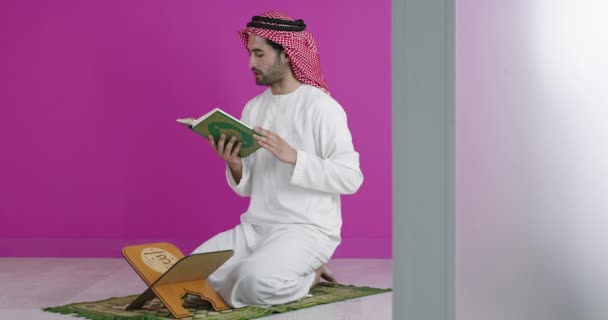 斋月期间，身穿传统服饰的阿拉伯穆斯林男子在家中祈祷 — 图库视频影像
