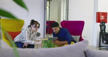 Buluşmada tablet kullanan iki kişi ile Stratup Şirketi