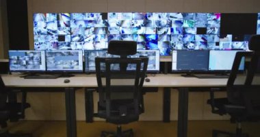 Ana CCTV güvenlik veri merkezinde boş ofis, masa ve sandalyeler..