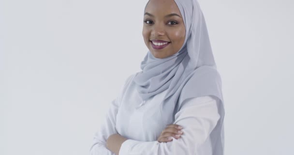 Portret młodej afrykańskiej kobiety biznesu w tradycyjnej muzułmańskiej hidżabskiej odzieży odizolowanej na białym tle — Wideo stockowe