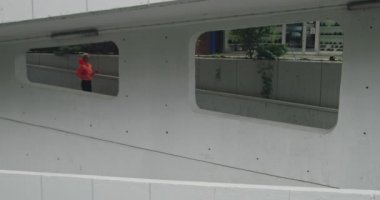 Şehirde aktif kadın koşucu, sağlıklı yaşam tarzı ve koşu aktivitesi