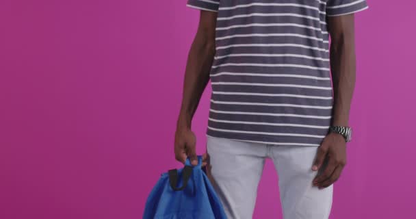 Zwart afro amerikaanse student man met rugzak — Stockvideo