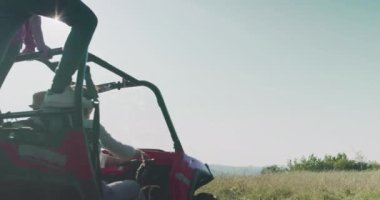 Hipster arkadaşlar yolda üstü açık arabayla geziyorlar ve doğada eğleniyorlar.