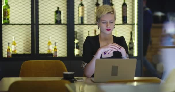 Zakenvrouw werkt op Laptop In Coffee Shop — Stockvideo