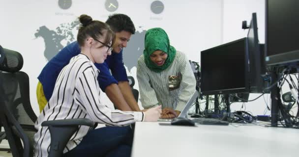 Travailleurs multi-ethniques travaillant dans le bureau de démarrage, planifier les affaires futures — Video