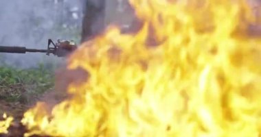 Özel Kuvvetler askerleri görev başında. Seçkin birlikler ormanda ateş ve duman içinde ilerliyorlar.