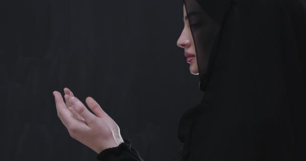 Бог тримає руки в молитовних жестах ізольованих на чорному дошці — стокове відео