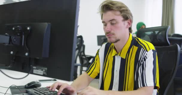 오픈 우주 스타트업 사무실에 있는 책상 컴퓨터에서 일하는 사업가 — 비디오