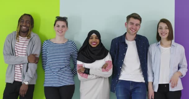 色の背景に異なる国籍の美しい若い人たち — ストック動画