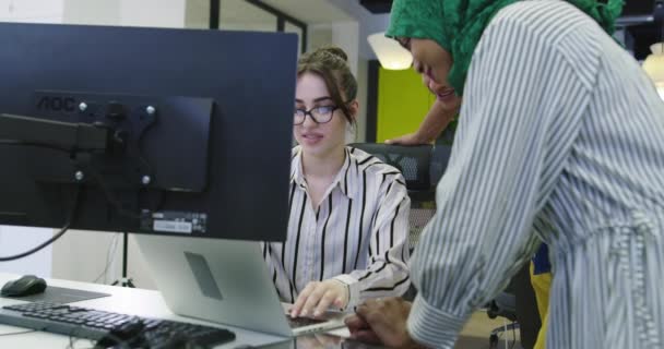 Multi-etnische collega 's werken in startup office, het plannen van toekomstige zaken — Stockvideo