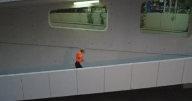 Aktif kadın gece şehir merkezinde şehir ortamında koşuyor.