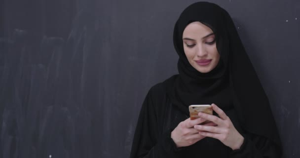 Retrato de hermosa mujer musulmana en vestido de moda con hiyab haciendo oración tradicional a Dios — Vídeos de Stock