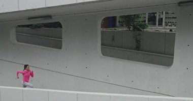 Şehirde aktif kadın koşucu, sağlıklı yaşam tarzı ve koşu aktivitesi