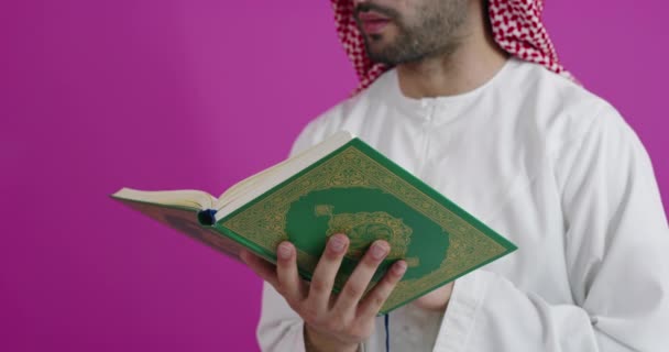 伝統的な衣服に身を包んだ若いアラビア人ムスリム｜クルアーンを読む — ストック動画