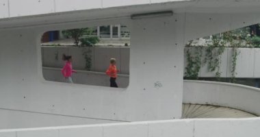 Şehirde aktif kadın koşucu, sağlıklı yaşam tarzı ve koşu aktivitesi