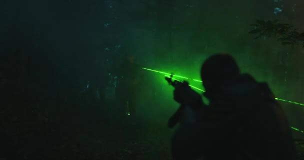 Luta contra o terrorismo e acção militar na floresta durante a noite — Vídeo de Stock