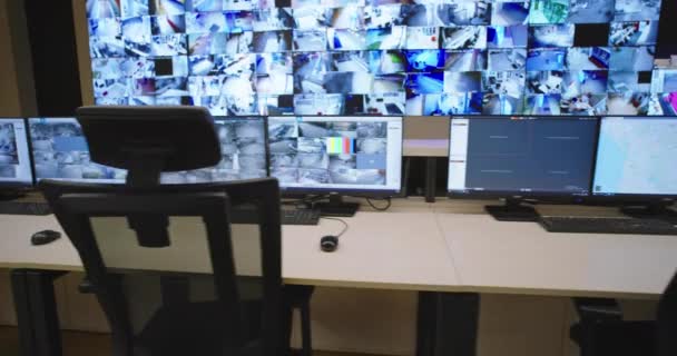 メインCCTVセキュリティデータセンターの空のオフィス、机、椅子. — ストック動画