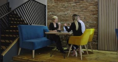 İş adamları bir kafede eğleniyor ve çalışıyor, Kafe 'de iş toplantısı