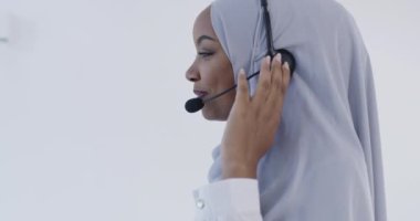 Başörtülü Afrikalı Müslüman kadın müşteri temsilcisi telefon kulaklıklı iş kadını 