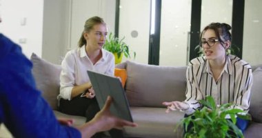 İnternet ağındaki iş adamlarının dinlenme odasındaki tabletle bağlantıları var. Girişim şirketi konsepti