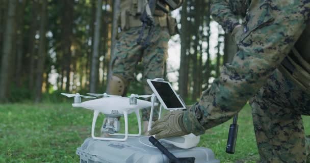 士兵准备部署无人驾驶飞机和准备军事行动 — 图库视频影像