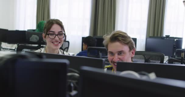 Soustředěný mužský podnikatel se dívá na počítačový monitor, pracuje na startovací kanceláři — Stock video