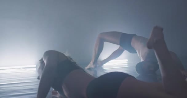 Σιλουέτα των χορευτών της ομάδας του σύγχρονου μπαλέτου, χαμηλών τόνων — Αρχείο Βίντεο
