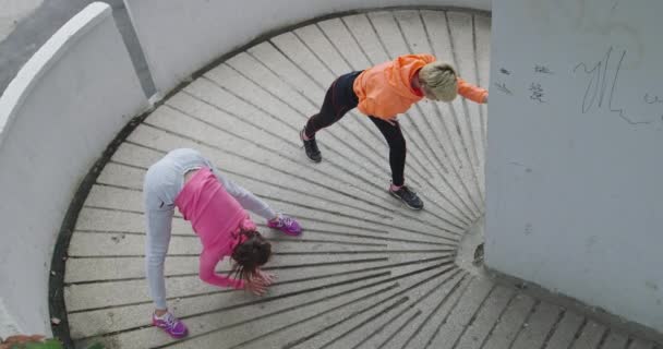 Deux femmes faisant du jogging et du stretchering en ville, un mode de vie sportif et une activité saine — Video