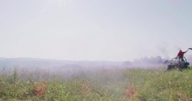 Hipster arkadaşlar yolda üstü açık arabayla geziyorlar ve doğada eğleniyorlar.