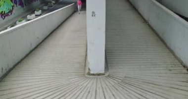 Şehirde aktif kadın koşucu manzarası, sağlıklı yaşam tarzı ve çalışma etkinliği